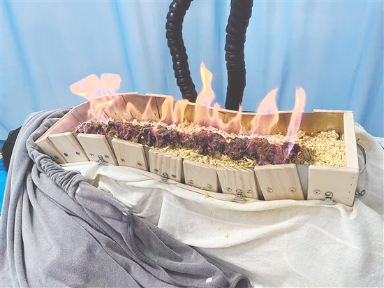 在后背膀胱經(jīng)艾灸，能疏通經(jīng)絡(luò)、排出寒濕。