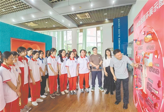 市民參觀江門市無償獻(xiàn)血教育基地。