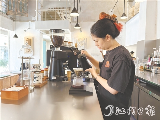 在梁艷芬看來(lái)，與其在城市里內(nèi)卷，不如回到熟悉的地方，把熟悉的事情做到極致，哪怕是一間小小的咖啡店，也能泡出自己的風(fēng)味，走出自己的路。