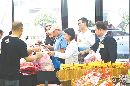 澳門鄉(xiāng)親排隊買家鄉(xiāng)特色糖果當(dāng)手信。