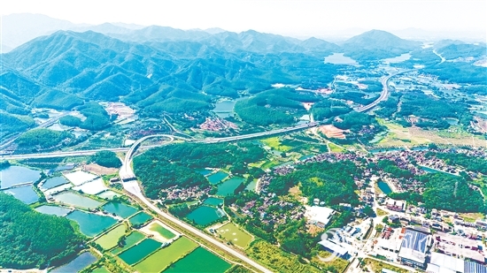 羅坑鎮(zhèn)交通區(qū)位優(yōu)勢日益突出，為當?shù)禺a(chǎn)業(yè)發(fā)展提供有力支撐。