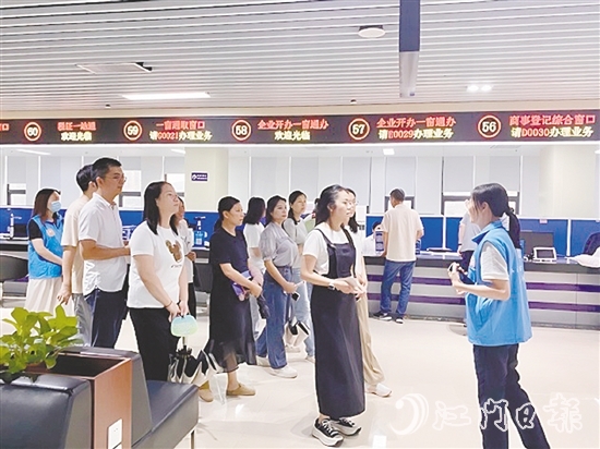 在講解員的引導(dǎo)下，群眾代表開啟了一場沉浸式政務(wù)服務(wù)體驗之旅。