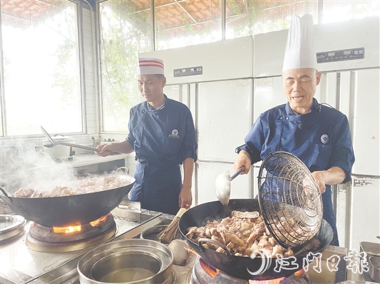 34名學(xué)員通過“理論教學(xué)+實(shí)操演練”模式，系統(tǒng)學(xué)習(xí)僑鄉(xiāng)經(jīng)典菜式。