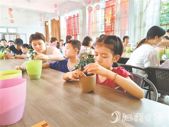 活動期間，家長與孩子共同制作盆栽。