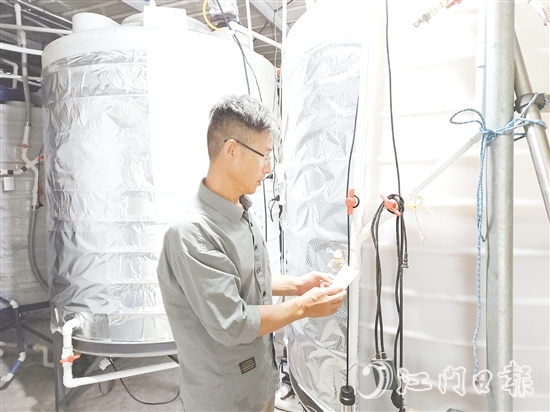 李新在培育工作室檢查發(fā)酵罐。