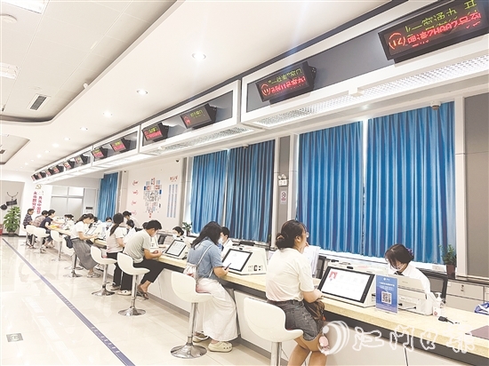 鶴山市推出“水電氣網(wǎng)聯(lián)合報裝一件事”服務，在受理環(huán)節(jié)，通過線下設置“一件事”專窗，為群眾提供全流程導辦服務，徹底告別“多頭跑、重復跑”。