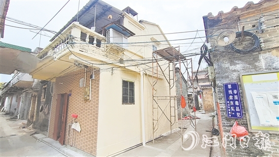 麥老兵居住的房屋煥然一新，外墻更換為暖色調(diào)“衣服”，顯得格外溫馨。