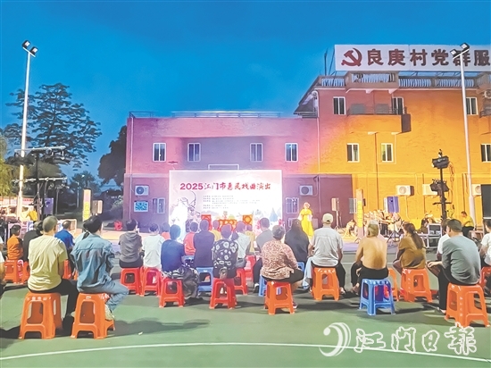 精彩的粵劇表演吸引了不少村民前來觀看。