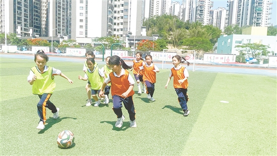 沙坪一?。|校區(qū)）推進(jìn)“足球進(jìn)課堂”，在日常體育教學(xué)中加入足球特色項(xiàng)目。