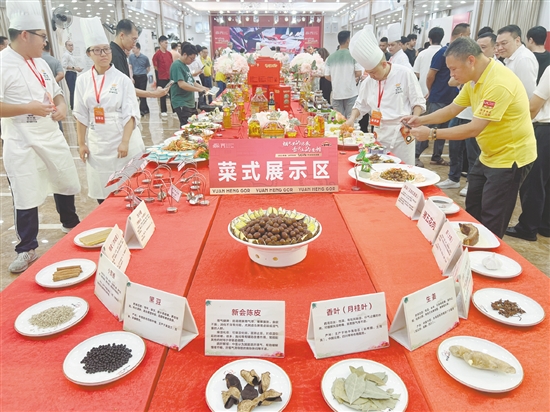 競賽中，民間選手和專業(yè)廚師一同大顯身手，烹飪各式司前溫蛋美食。