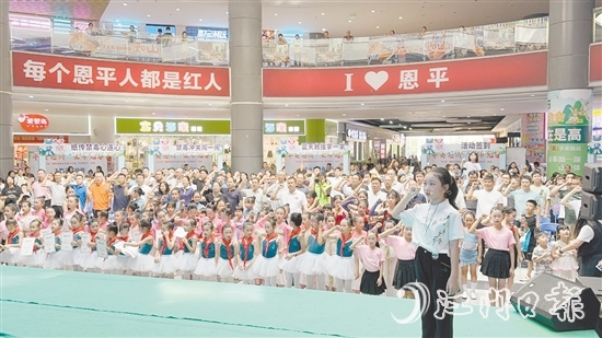 全場人員莊嚴(yán)宣誓。