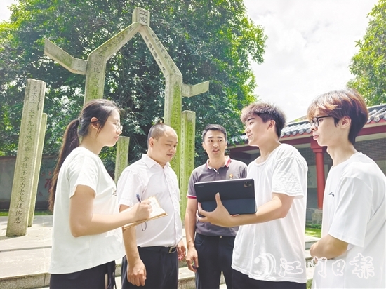 趙尉強(qiáng)（圖中）與五邑大學(xué)師生們交流歇馬村文旅發(fā)展計(jì)劃。