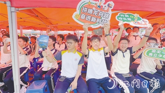 學(xué)生為龍舟選手們吶喊加油。