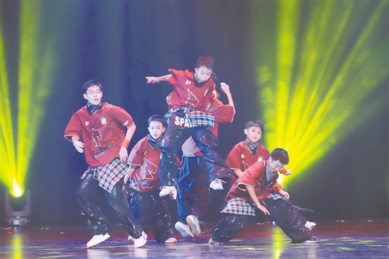 街舞表演十分炫酷。