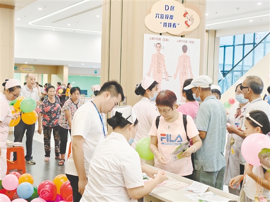 各種健康小游戲吸引眾多居民參與體驗。