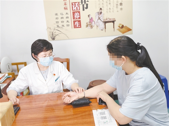 醫(yī)生對(duì)患者進(jìn)行檢查。