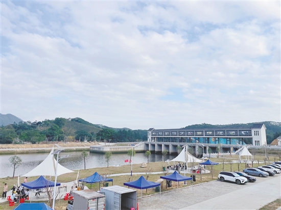 橫陂鎮(zhèn)藍(lán)田村以藍(lán)田水閘建設(shè)為核心，依托水閘打造生態(tài)房車營地項目、太空艙特色民宿、鄉(xiāng)村學(xué)農(nóng)體驗、鄉(xiāng)村水產(chǎn)養(yǎng)殖科普游等項目，實現(xiàn)文旅、農(nóng)旅資源串點成線。