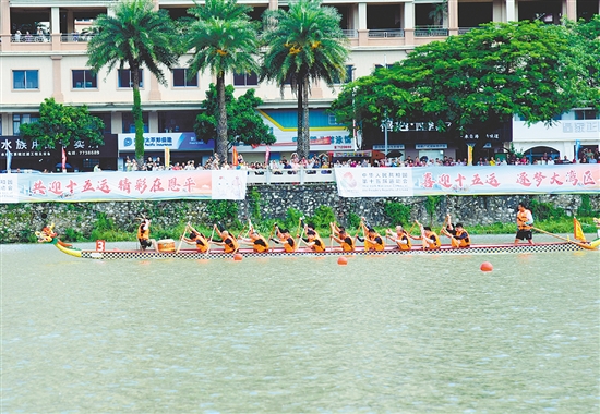 比賽期間突降大雨，選手們在雨中展開激烈比拼。