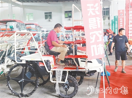 農(nóng)業(yè)合作社代表和種糧大戶“一站式”了解各類農(nóng)機(jī)和相關(guān)優(yōu)惠政策，并親身操作農(nóng)機(jī)，直觀感受農(nóng)機(jī)性能。