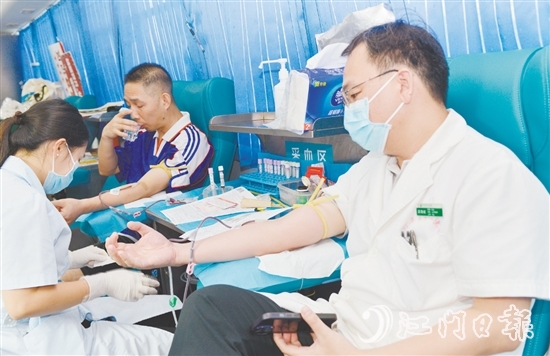 市民參與無償獻(xiàn)血，以汩汩熱血傳遞人間溫情。