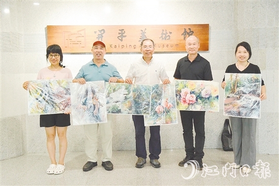 甄練權(quán)（中）將水彩作品無償贈予開平市美術(shù)館。