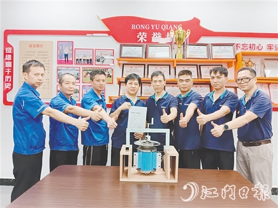 獲得國家實(shí)用新型專利的一種加捻機(jī)使用電機(jī)的拆卸裝置，由銀都拉瑪?shù)囊痪€員工和技術(shù)骨干等共同完成。