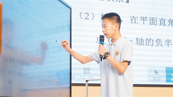 學(xué)生走上講臺(tái)，講解題目。