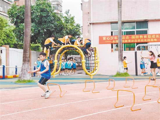 學(xué)生們?cè)趯?shí)踐中感受國(guó)防教育的魅力。