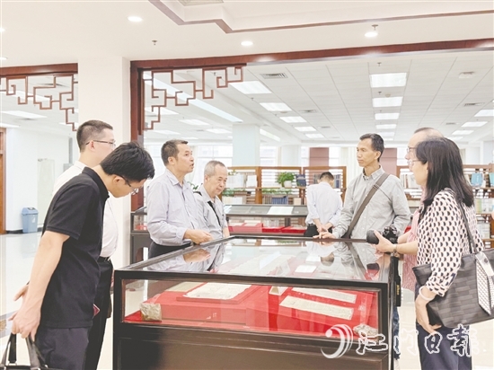 臺山有關(guān)代表參觀暨南大學(xué)圖書館六樓的世界華僑華人文獻(xiàn)館。