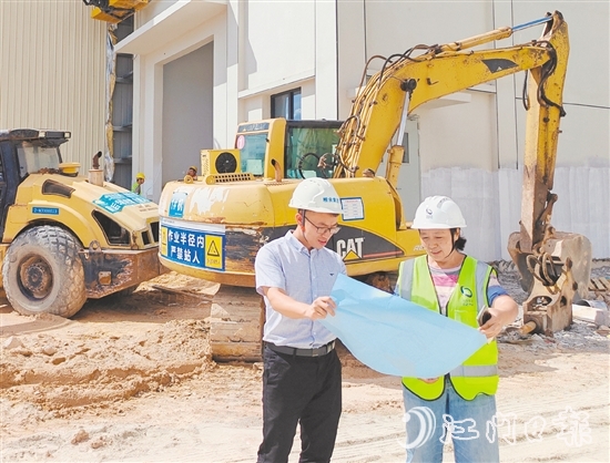 作為“黨員示范崗”黨員，黃嘉仲（左）在糧食綠色倉(cāng)儲(chǔ)項(xiàng)目現(xiàn)場(chǎng)堅(jiān)守多個(gè)日夜。