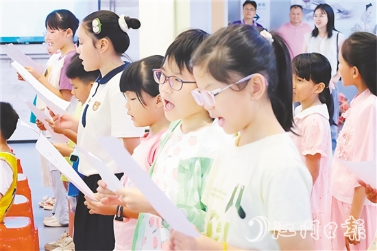 在教師的指導(dǎo)下，小朋友們興致勃勃地學(xué)習(xí)臺(tái)山童謠。