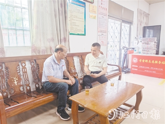 羅堅(jiān)濟(jì)（右）耐心地為群眾做法律科普。