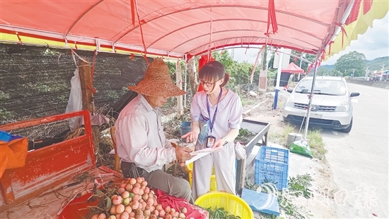 農(nóng)業(yè)科技特派員（輕騎兵）團隊向果農(nóng)宣傳有關法規(guī)。