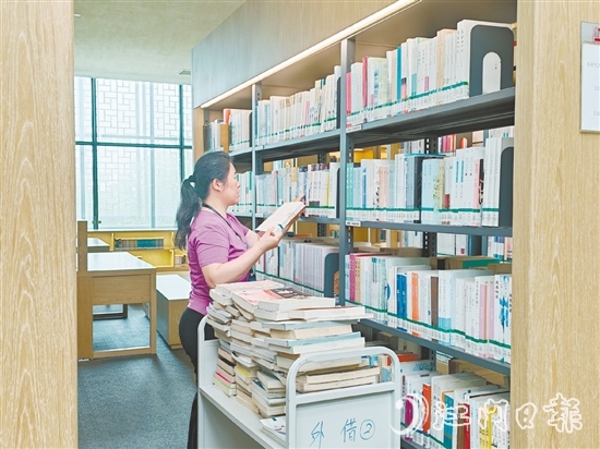 圖書管理員正在上架書籍。