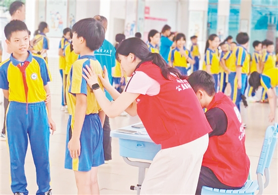 華南理工大學(xué)體育學(xué)院運(yùn)動(dòng)與健康科研團(tuán)隊(duì)為學(xué)生進(jìn)行專業(yè)的脊柱側(cè)彎篩查。