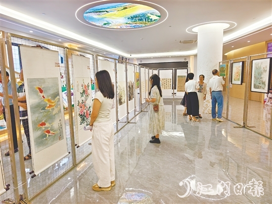 展出作品描繪了恩平市實(shí)施“百千萬工程”帶來的變化和嶄新面貌。