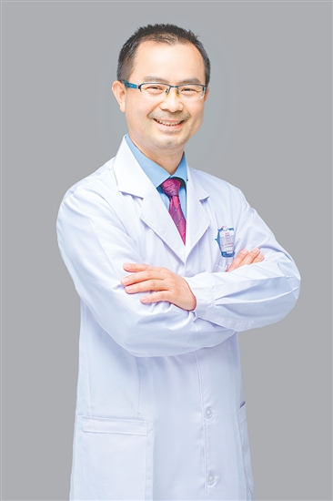 人物檔案：李國泉，皮膚科主任，主任醫(yī)師，從業(yè)31年，黨齡30年。