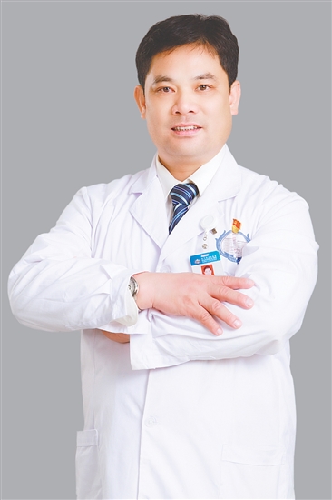 人物檔案：徐裕海，康復醫(yī)學科?？浦魅危懑煾敝魅渭紟?，從業(yè)31年，黨齡27年。