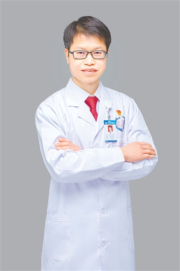 人物檔案：潘月帆，骨科（二區(qū)）主任，從業(yè)20年，黨齡21年。