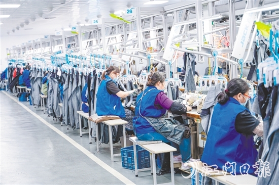 為應(yīng)對市場環(huán)境變化，紅日制衣在技術(shù)研發(fā)、管理模式、人員結(jié)構(gòu)等方面持續(xù)加大投入，以此推動企業(yè)實現(xiàn)轉(zhuǎn)型。