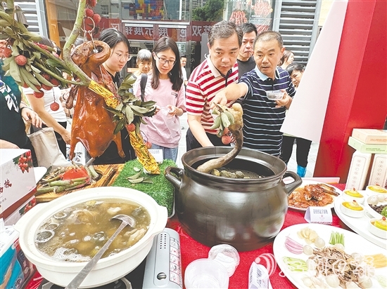 活動(dòng)現(xiàn)場(chǎng)，以“馬岡鵝×廣東荔枝”為核心的創(chuàng)新菜式成為焦點(diǎn)，成功撩動(dòng)無(wú)數(shù)食客的味蕾。