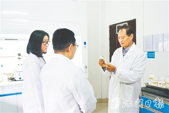 在羅吉爾（右）的帶領(lǐng)下，齊?？萍脊タ擞托阅z替代難題。