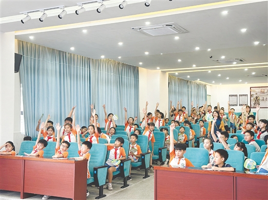 祥龍學(xué)校的學(xué)生們?cè)谥v座中積極參與互動(dòng)，每當(dāng)?shù)搅颂釂柇h(huán)節(jié)，紛紛舉手搶答。