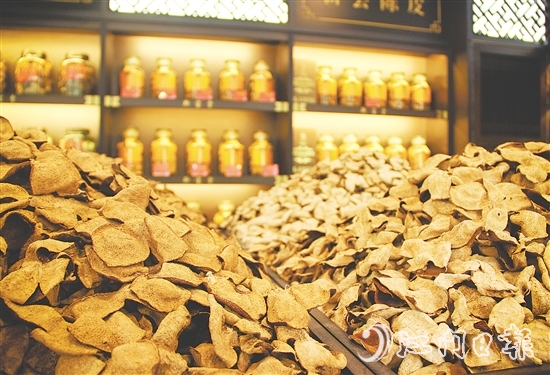 陳皮的價(jià)值不僅體現(xiàn)在年份，更體現(xiàn)在反哺鄉(xiāng)土的溫度上。