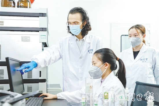 新寶堂將新會(huì)柑肉“變廢為寶”，利用生物發(fā)酵技術(shù)轉(zhuǎn)化為陳皮酵素。