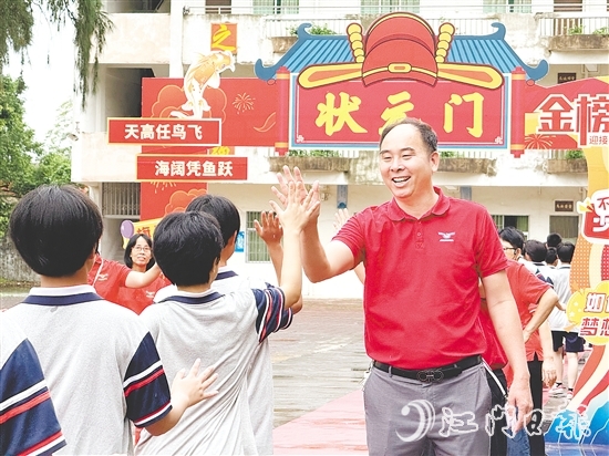 身著紅色衣衫送考的教師們成為校園一道溫暖的風(fēng)景線。