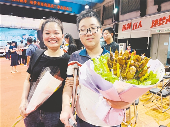 中考結(jié)束后，五邑碧桂園中英文學(xué)校家長為“吃貨”兒子送上了特別的“燒烤花”。