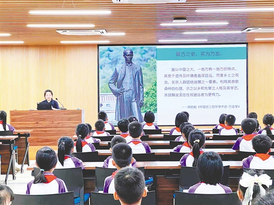 新會區(qū)地方志辦的工作人員化身“故事大王”，生動講述梁啟超的傳奇人生。