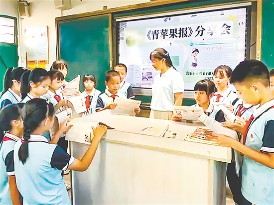 老師與同學(xué)們一起賞析《青蘋(píng)果》上刊登的優(yōu)秀作文。