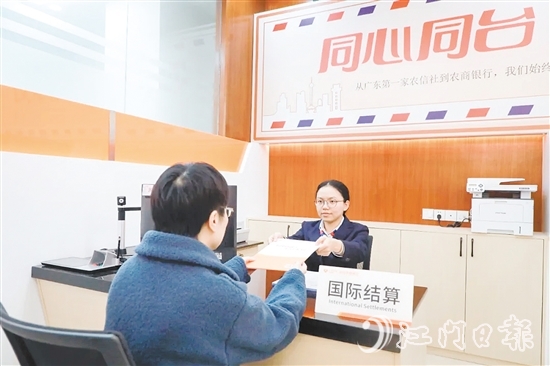 譚嘉琪經(jīng)常向群眾普及金融知識。